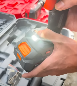 Máy khoan pin Dekton M21-ID13100PLUS có chức năng bật đèn chiếu sáng liên tục 20 phút