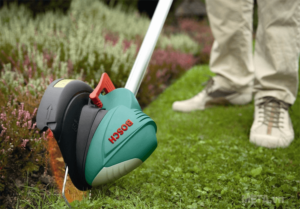 máy cắt cỏ có thiết kế gọn nhẹ, dễ dàng cầm nắm và vận hành sẽ giúp bạn làm việc hiệu quả hơn