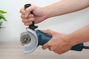 Vệ sinh và kiểm tra máy mài góc thường xuyên