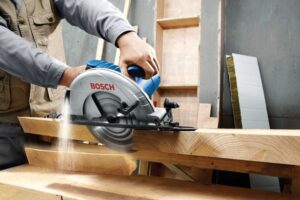 Máy cưa gỗ chạy điện Bosch GKS 235
