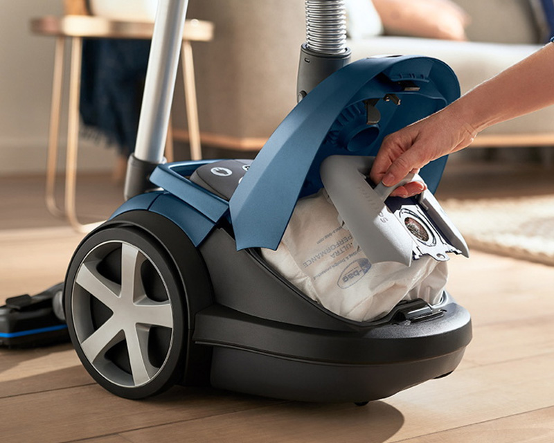 Máy hút bụi dạng túi dòng máy truyền thống sử dụng túi đựng búi bên trong thân máy